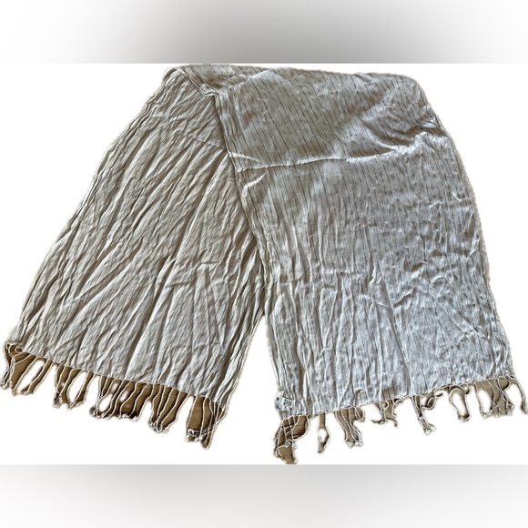 Banana Republic Accessories - Banana Republic Bamboo and Silk Scarf
